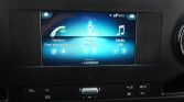 Car infotainment touchscreen displaying three options: Telefoon, Radio, en Media USB, with 'Favorieten' at the bottom (Dutch.