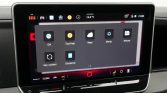 In-car touchscreen showing a grid of app icons (Tips/Help, Weer, Klimaat, Nieuws, App-updates, Disclaimer).