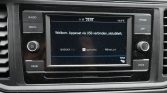 Infotainment touchscreen prompting to connect device via USB, with Android Auto, Apple CarPlay and MirrorLink logos visible.