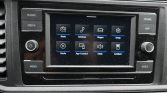 Car infotainment touchscreen displaying eight app icons: Radio, Telefoon, Wagen, Setup, Media, App-Connect, Klank, Juridisch.