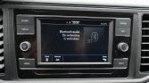 In-car infotainment screen showing Bluetooth audio disconnected message: 'De verbinding is verbroken.'