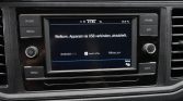 Car infotainment screen showing USB connection setup options: Android Auto, Apple CarPlay, MirrorLink; Dutch welcome message displayed.