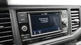 Car dashboard center console with touchscreen showing Bluetooth audio connection error in Dutch: 'De verbinding is verbroken.' Surrounding buttons read RADIO, MEDIA, MENU, and a volume knob.
