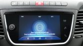 Infotainment touchscreen showing no Bluetooth device connected and instructions to pair a device in Dutch/English mix.