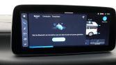 Infotainment touchscreen showing a Dutch Bluetooth pairing prompt: 'Sluit de Bluetooth van de telefoon aan om deze functie te kunnen gebruiken'.