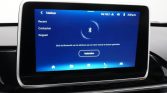 In-car touchscreen displaying Bluetooth pairing screen in Dutch, with a 'Verbind' button and a Bluetooth icon, plus menu items Recent, Contacten, Keypad.