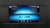 Car touchscreen in a vehicle indicating no device is connected, with a prominent 'Apparaat verbinden' (Connect device) button on a blue gradient screen.