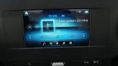 In-car infotainment screen showing radio interface with 'BNR BusinessBeat 220.4 MHz' and 'Geen signaal' message