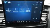 Infotainment screen showing Apps menu with Mobile apps zoeken, Apple CarPlay, Android Auto and help for mobile apps; climate controls along bottom and a radio panel on the right