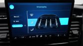 In-car climate control touchscreen showing Max A/C, E-Heat selected, with a central graphic of the car's ventilation system (Dutch UI).