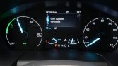 Digital dashboard shows no connected device; Dutch text 'Geen apparaat verbonden' on central screen amid speedometer and battery/gear indicators
