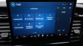 Car dashboard touchscreen showing the Dutch settings grid: Connectiviteit, Wi‑Fi Hotspot, Mobile apps, Software‑updates, with FM radio panel on the right (92.60).
