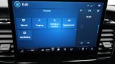 Car infotainment screen showing 'Functions' with tiles: Rijmodi, Toegang, Vertrek en comfort, Oplaadinstelling, Handleiding; right pane shows FM radio 92.60. Climate controls along bottom show 17.0° and other icons.