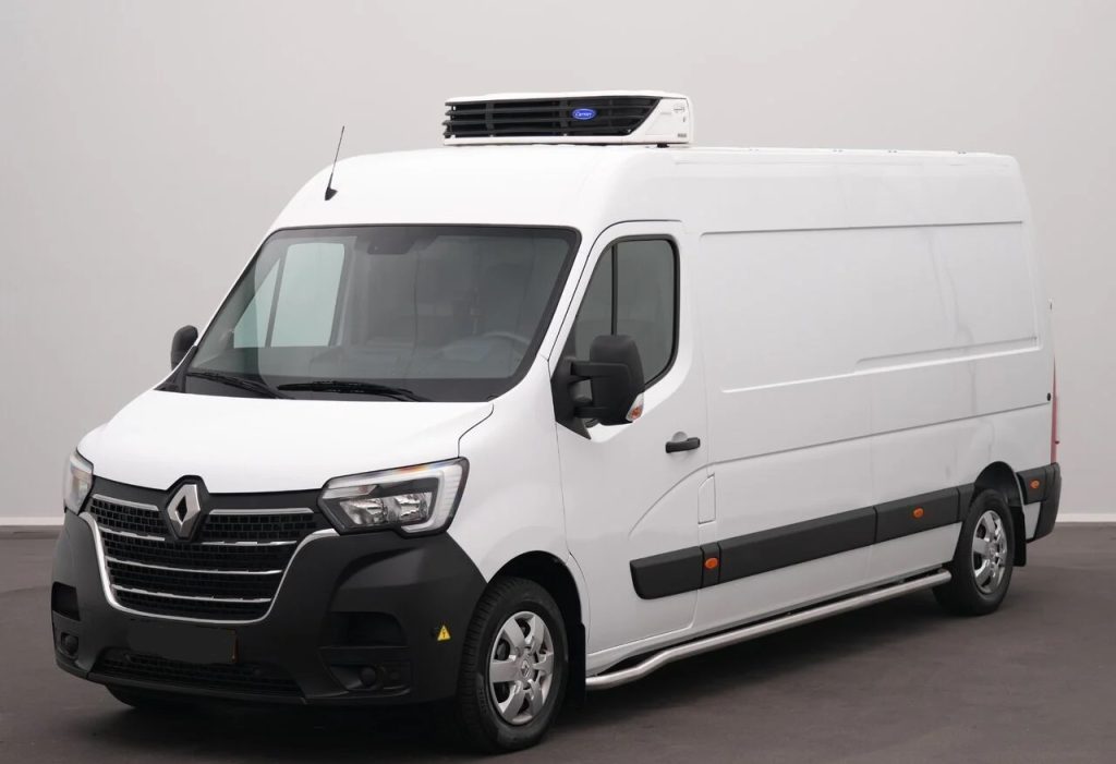 White Renault cargo van with a roof-top refrigeration unit and black bumper, framed for indoor parking.