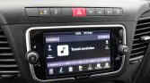 Car dashboard touchscreen displaying media menu with 'Toestel aansluiten' and USB connected