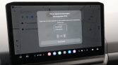 Car infotainment touchscreen showing a modal titled 'Nieuw apparaat toevoegen' (Add new device) with 'Instellingen' and 'Bluetooth' options and an 'Annuleren' button.